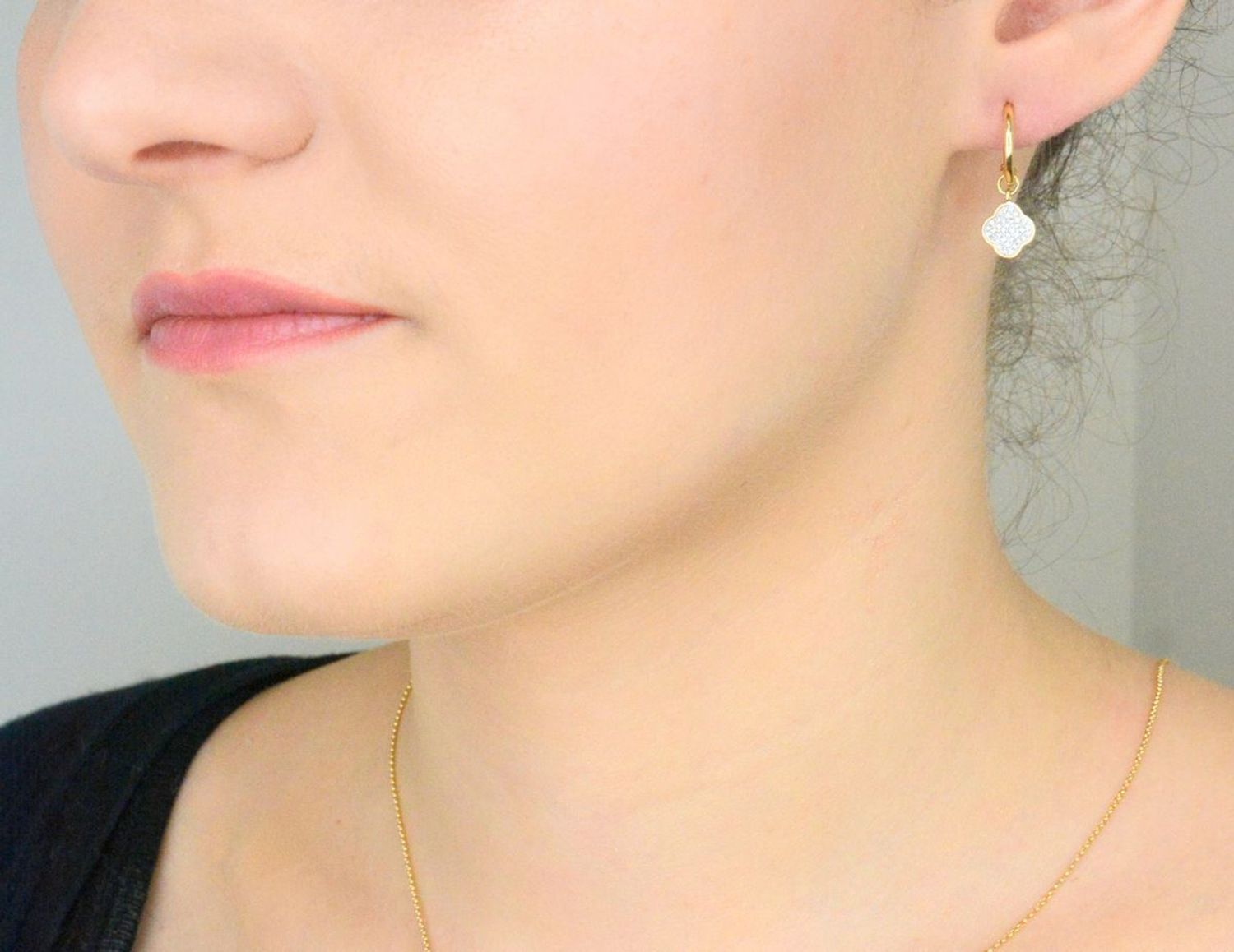 Kolczyki złote damskie wiszące koniczyny z białymi diamentami 585 E86410 Y S  Kolczyki wykonane z żółtego złota próby 585 z Diamentami. Kolczyki idealne na prezent dla każdej kobiety. 1.jpg